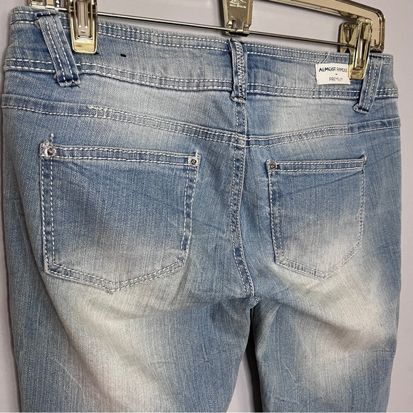 Almost Famous Distressed Blue Ankle Cropped Jeans Size 5 EUC - Picture 4 of 8